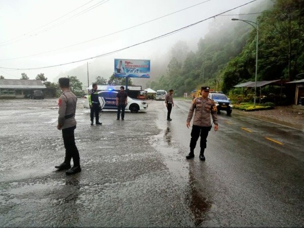 KETAT: Polres Solok melakukan siaga di beberapa lokasi pascaterjadinya perampokan bersenjata api di pasar Nagari Talang, Rabu (10/1).(FRIKEL ADILLA MENDER/PADEK)