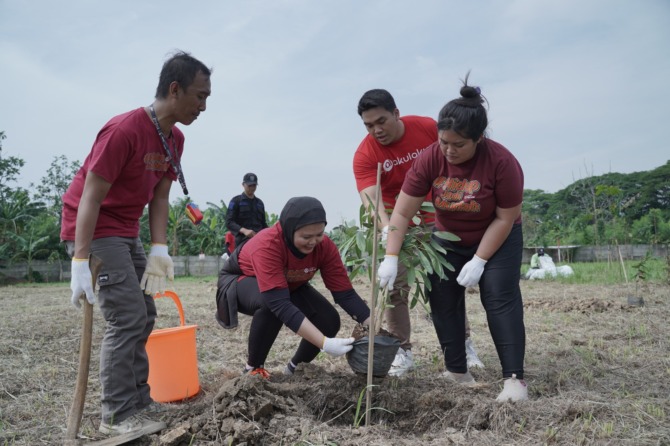Akulaku Group yang diwakili oleh Direktur PT Akulaku Silvrr Indonesia Herryson Heverius dan Direktur PT Akulaku Finance Indonesia Yuli Akhrita saat pelaksanaan CSR penanaman pohon di Hutan Kota Ujung Menteng, Jakarta.