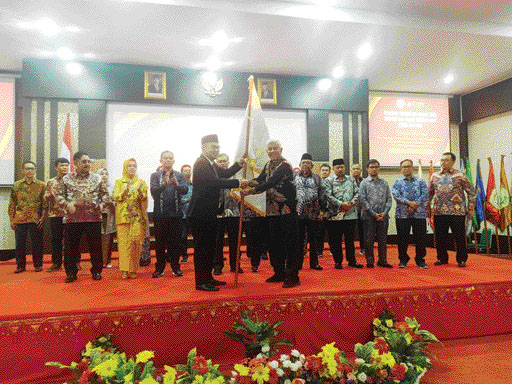 TUMPANGKAN HARAPAN: Ketua Umum DPP-ADI Prof. Dr. M. Ali Berawi melantik pengurus DPW ADI Sumbar periode 2023-2028 yang diketuai Syukri Airf di UMSB, kemarin.(ZULKARNAINI/PADEK)