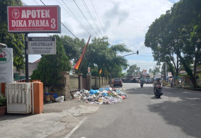 Tumpukan sampah di salah satu kawasan di Kota Payakumbuh. (Foto: Arfidel/Padek)