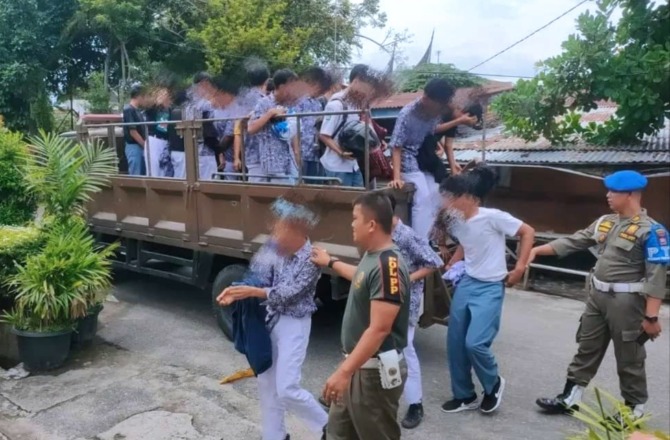 Satuan Polisi Pamong Praja (Satpol PP) Kota Padang mengamankan 36 pelajar yang keluyuran saat jam belajar, Rabu (3/1/2024). (Foto: Humas Pol PP Padang)