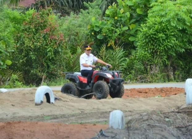 Wakil Wali Kota Padang Ekos Albar mencoba motor ATV di wahana permainan ATV yang sedang dibangun di Pantai Pasir Jambak. (Foto: Prokopim)