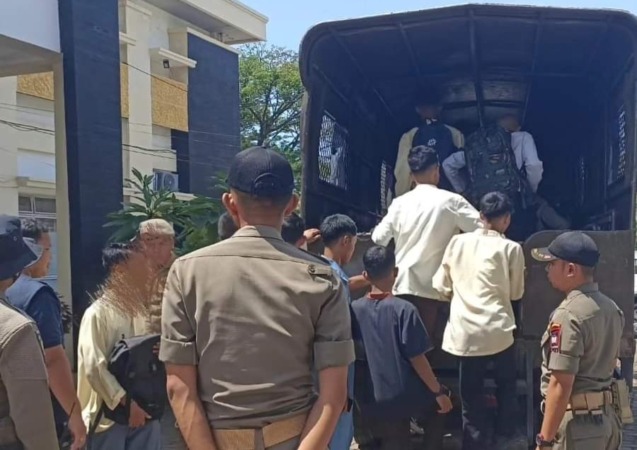 Para pelajar yang keluyuran saat jam belajar dibawa ke Mako Satpol PP Padang untuk dilakukan pembinaan.(Foto: Humas Satpol PP Padang)
