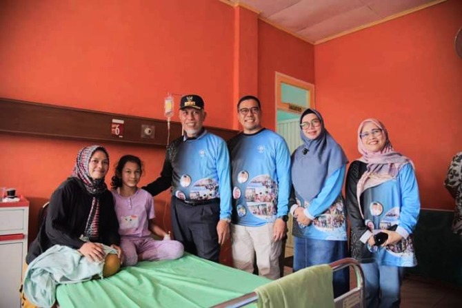 PEDULI: Gubernur Sumbar, Mahyeldi Ansharullah saat menghadiri kegiatan bhakti sosial operasi bibir sumbing bagi 18 orang anak se-Sumbar, Sabtu (13/1).(PEMKAB SAWAHLUNTO FOR PADEK)