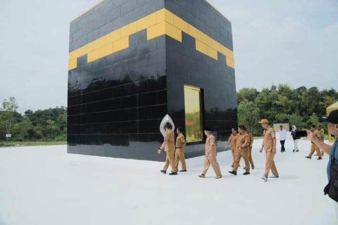 DITINJAU: Pj Wako Sawahlunto, Zefnihan melakukan pengecekan fisik dan mengelilingi duplikat Kabah Area Manasik Centre di kawasan Kandi, Kota Sawahlunto.(YULICEF ANTONI/PADEK)