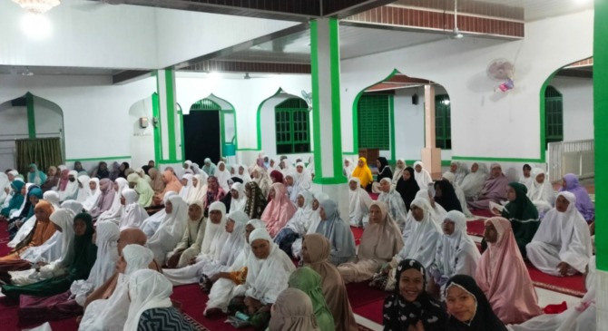 BERSEMANGAT: Para jamaah Masjid Al Hidayah Desa Kampungbaru, Kecamatan Kupitan, antusias mendengarkan tausiyah yang disampaikan Ustaz Syofian Hendri, SPdI. MM.(YULICEF ANTONI/PADEK)