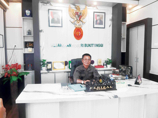PENANGANAN PERKARA: Kajari Kota Bukittinggi Ferizal saat ditemui di kantornya, Kamis (11/1).(RIAN AFDOL/PADEK)