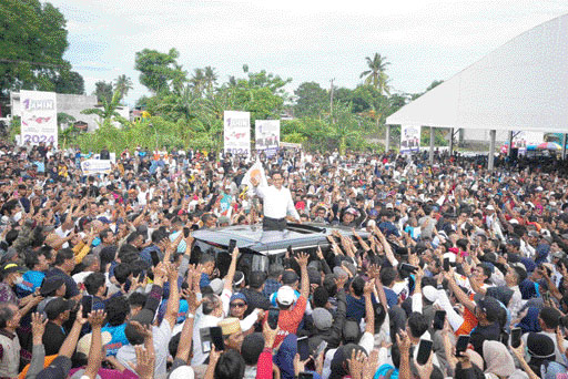 MEMBELUDAK: Anies (di atas mobil) menyapa masyarakat dan simpatisan di Bone, Sulawesi Selatan, kemarin (17/1).(TIM MEDIA AMIN)