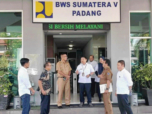 MEMASTIKAN: Sekko Payakumbuh, Rida Ananda bersama Kadis PUPR, Muslim dan Dirut Pamtigo mendatangi BWSS V Padang, Selasa (16/1).(HUMAS PEMKO PAYAKUMBUH UNTUK PADEK)
