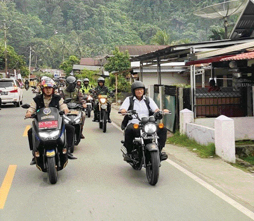 PANTAU POS PAM: Wali Kota Padang Hendri Septa, Wawako Padang Ekos Albar, unsur Forkompimda dan lainnya memantau sejumlah Pos Pam Nataru, Minggu (31/12).(PROKOPIM PADANG FOR PADEK)