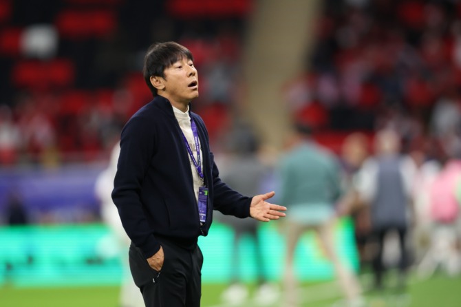 Pelatih timnas Indonesia, Shin Tae-yong mempertanyakan dengan keputusan wasit yang mengesahkan gol kedua Irak yang dicetak oleh Osamah Rashid. (Foto: PSSI)