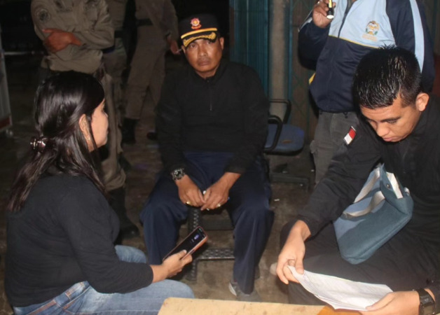 Petugas Satpol PP Padang memberikan surat panggilan kepada pengelola kafe agar menghadap ke PPNS Satpol PP untuk dimintai keterangan. (Foto: Humas Satpol PP)