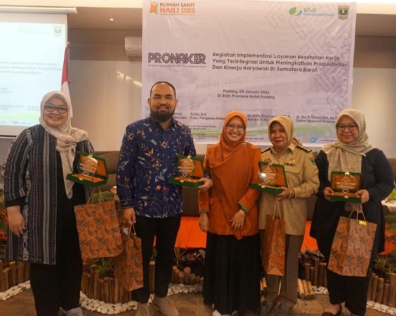 Direktur RS Naili DBS, dr Hj Try Wulan Sari, MARS, FISQua foto bersama dengan narasumber kegiatan sosialisasi PRONAKER yang digelar RS Naili DBS  Padang, Rabu (3/1/2024)