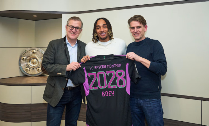 FC Bayern telah menandatangani kontrak Sacha Boey dari Galatasaray. Bek asal Perancis berusia 23 tahun itu pindah ke Munich dengan masa kontrak hingga 30 Juni 2028. (Foto: FC Bayern)