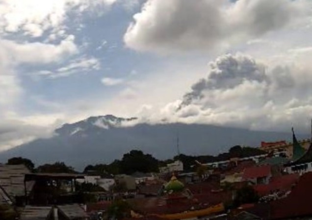 Pusat Vulkanologi dan Mitigasi Bencana Geologi (PVMBG) menginformasikan terjadi erupsi Gunung Marapi pada  Jumat 19 Januari 2024, pukul 10:14 WIB. (Foto: Magma ESDM)