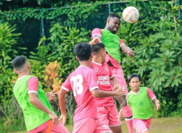 Pemain Semen Padang FC matangkan persiapan di Lapangan YIS. (Foto: IG Semenpadang FC)