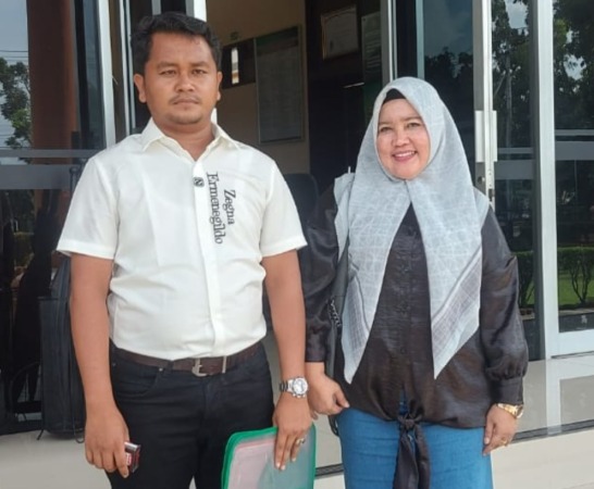 Pengacara Ahmad Afhero bersama penggugat Tutut Sutiarani usai sidang di halaman kantor pengadilan negeri setempat belum lama ini