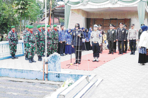 UPACARA PERINGATAN: Kapolres Payakumbuh, AKBP Wahyuni Sri Lestari pimpin upacara tabur bunga di Makam Pahlawan Situjuah Banda Dalam saat rangkaian peringatan peristiwa Situjuah, Senin (15/1).(HUMAS POLRES PAYAKUMBUH UNTUK PADEK)
