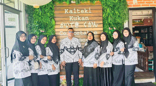 KOMPAK: Jajaran UPTD SDN 05 Taram terlihat akrab.(TIM LAMAN GURU)