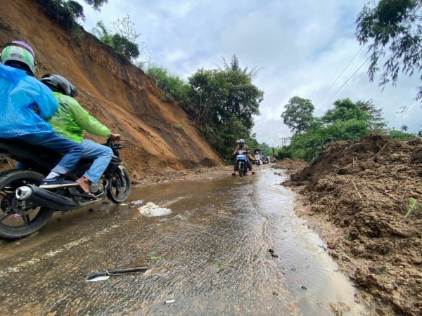 TAK BOLEH LENGAH: Jalan penghubung Kota Bukittinggi- Kabupaten Tanahdatar di Jorong Kotogadang, Nagari Kotogadang, Kecamatan Baso, Kabupaten Agam, sempat tertutup longsor dari pukul 04.00 hingga 14.00, kemarin.(SY RIDWAN/PADEK)