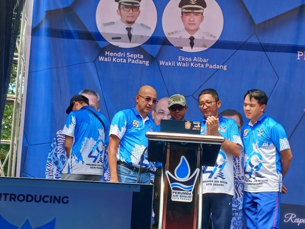 WAKO Hendri Septa dan Dirut Perumda AM Padang Hendra Pebrizal saat launching aplikasi “Kaba Aia” disaksikan kapolresta Padang.(suryani/Padek)