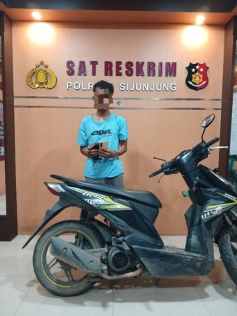 MENIPU: Tersangka penipuan dan pencurian barang-barang berharga milik DS, warga Timpeh, Kecamatan Kamangbaru, saat diamankan di Mapolres Sijunjung, kemarin.(HUMAS POLRES SIJUNJUNG FOR PADEK)