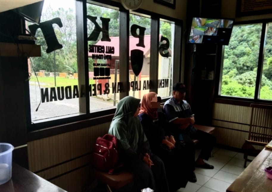 HKN bersama ayah dan kakaknya saat melapor di Mapolres Solok, Sabtu (6/1).(POLRES SOLOK FOR PADEK)