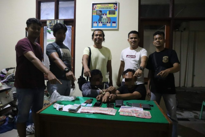 DIAMANKAN: Dua tersangka pengedar uang palsu berinisial ML dan SS asal Riau diamankan polisi beserta barang bukti di Mapolres Agam, kemarin.(HUMAS POLRES AGAM FOR PADEK)