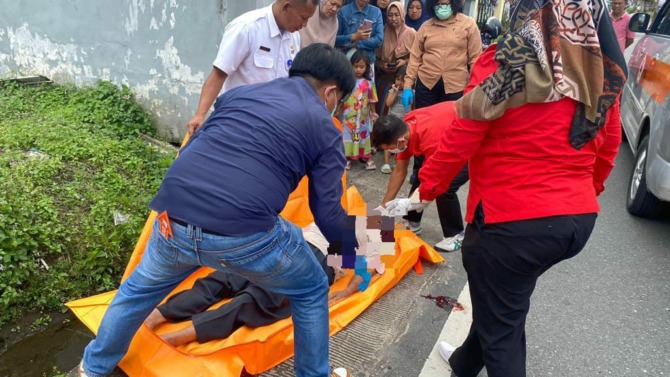 DIDUGA SAKIT: Polisi bersama relawan PMI mengevakuasi jasad Nursal, warga Aceh Tengah yang ditemukan meninggal di tepi Jalan Tangahjua I No. 95 Bukittinggi, kemarin pagi.(HUMAS POLRESTA BUKITTINGGI FOR PADEK)