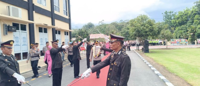 TUGAS BARU: Personel Polres Dharmasraya saat tradisi pedang pora pada pisah sambut Kapolres Dharmasraya, kemarin.(POLRES DHARMASRAYA UNTUK PADEK)