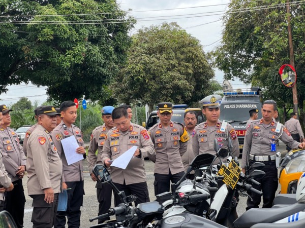 INFRASTRUKTUR: Bupati Solsel Khairunas saat penyerahan kunci ekskavator untuk kegiatan pembangunan sejumlah ruas jalan di Nagari Lubukgadang Timur, Kecamatan Sangir, kemarin.(PEMKAB SOLSEL FOR PADEK)