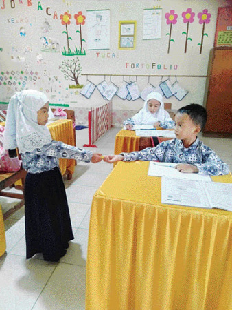 PEDULI: Para murid UPTD SDN 05 Taram berbagi kepada salah seorang teman mereka.(TIM LAMAN GURU LIMAPULUH KOTA)