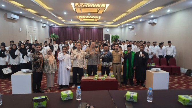 PTPS se-Kecamatan Padang Barat foto bersama usai dilantik, Senin (22/1/2024).(eri/Padek)