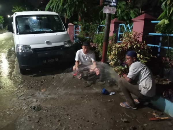 Petugas Perumda  Air Minum Kota Padang sedang melakukan normalisasi aliran air ke pelanggan minggu malam.(Humas Perumda AM Kota Padang)