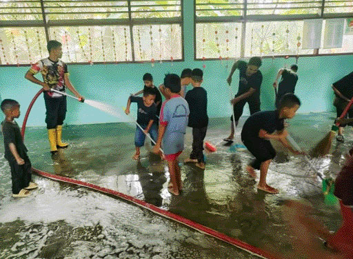KERJA KERAS: Para murid UPTD SD Negeri 02 Pangkalan terlihat sibuk membersihkan kelas mereka yang dilanda banjir beberapa waktu lalu.(TIM LAMANN GURU)