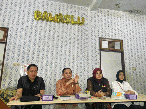 PERLU JADI PERHATIAN: Komisioner Bawaslu Kota Payakumbuh saat memberikan keterangan kepada awak media terkait pemasangan APK, kemarin.(DOKUMEN BAWASLU UNTUK PADEK)