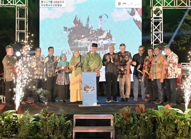 Gubernur Sumbar Mahyeldi, dan Kadis Pariwisata Sumbar Luhur Budianda saat kegiatan Launching Calendar of Events 2024, di alun-alun Pantai Puruih Padang, Sabtu malam (20/1/2024).