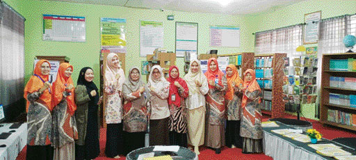 BERSEMANGAT: Para guru SMPN 1 Kecamatan Harau bersemangat untuk terus meningkatkan minat baca siswa melalui perpustakaan sekolah..(TIM LAMAN GURU)