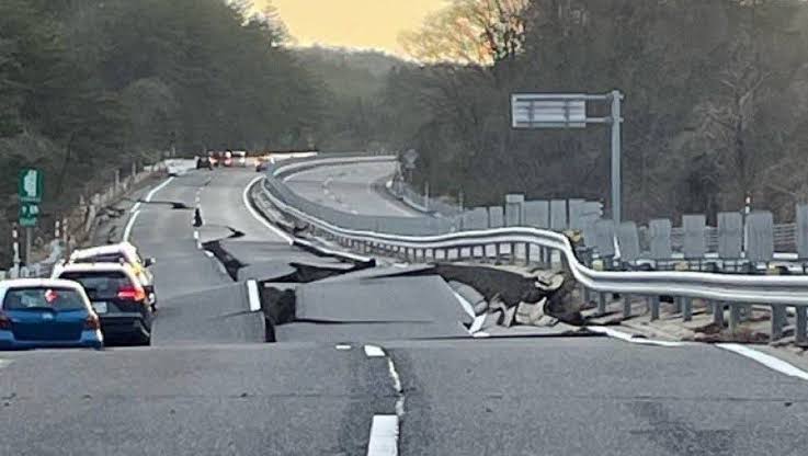 gempa Kerusakan jalan akibat gempa berkekuatan 7,6 yang melanda Prefektur Ishikawa pada Senin sore waktu setempat. (Foto: IHA News)