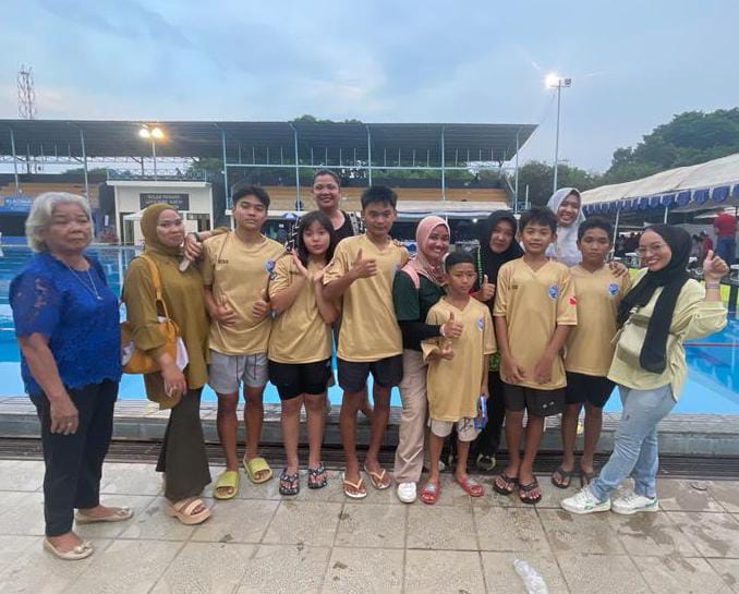 Klub selam SeaRIA Finswimming Club, Padang berfoto saat ajang Navy Open Tournament Piala Danlanal Cirebon 2024.