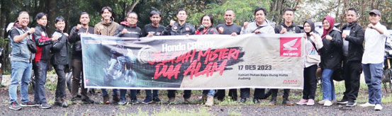 KEBERSAMAAN: Peserta touring saat berada di Taman Raya Bung Hatta, Padang, kemarin.(MENARA AGUNG UNTUK PADEK)