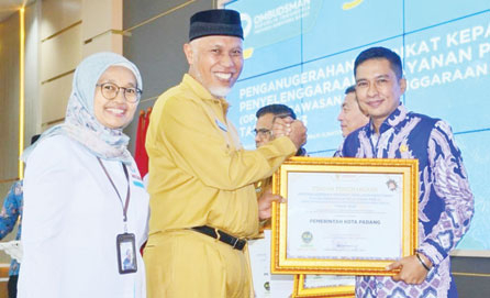 PRESTASI: Wawako Padang Ekos Albar menerima penghargaan Ombudsman Perwakilan Sumbar dari Gubernur Sumbar Mahyeldi, kemarin.(PROKOPIM PADANG FOR PADEK)