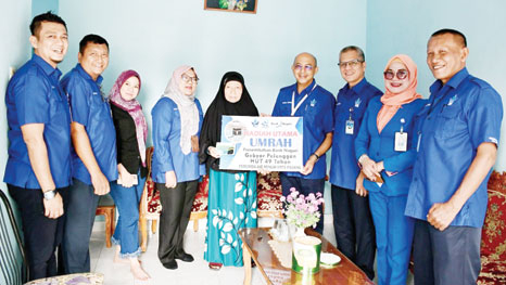BERUNTUNG: Direksi Perumda Air Minum Kota Padang bersama jajaran menyerahkan hadiah umrah langsung kepada pelanggan yang beruntung, kemarin.(