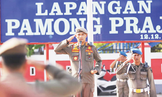 APEL PASUKAN: Kepala Satpol PP Kota Padang Chandra Eka Putra memimpin apel pasukan perdana di tahun 2024, di Lapangan Pamong Praja Mako Satpol PP Kota Padang, Senin (8/1).(SATPOL PP KOTA PADANG)