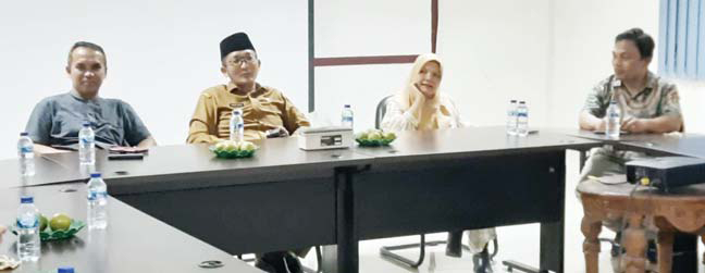 BEBERKAN PENCAPAIAN: Wako Hendri Septa didampingi Dirut Padang Ekspres Mhd Nazir Fahmi (kiri), Direktur Operasional Padang TV Rita Gusveniza dan Pemred Padang Ekspres Rommi Delfiano (kanan) saat memaparkan pencapaian progul di Graha Pena Padang, kemarin.(