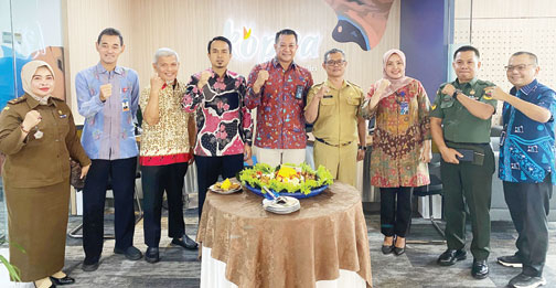 JARINGAN MELUAS: Area Head Bank Mandiri Area Padang, Oktariza, didampingi jajaran serta unsur forkopimda dalam peresmian KCP Bank Mandiri di Limapuluh Kota, Senin (8/1).(BANK MANDIRI UNTUK PADEK)