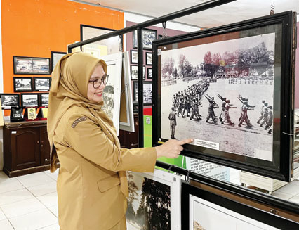 PATUT DIKUNJUNGI: Kepala Dinas Perpustakaan dan Kearsipan Kota Padang Feri Mulyani Hamid menunjukkan koleksi arsip sejarah yang ada di Galeri Arsip dan Sejarah Kota Padang, kemarin.(SHYNTIA/PADEK)