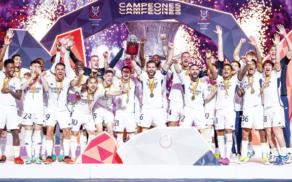 LUAPKAN KEGEMBIRAAN: Real Madrid menjuarai Super Copa 2023-2024 usai melibas Barcelona 4-1, Senin (15/1) dinihari.(OFFICIAL REAL MADRID)