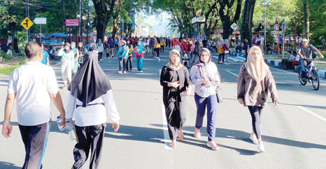 ANTUSIAS TINGGI: Warga Padang saat memadati kawasan HBKB atau CFD yang berlokasi dari Jalan Rasuna Said hingga Jalan Sudirman, Padang, Minggu (21/1).(ADETIO/PADEK)
