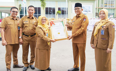 APRESIASI: Direktur RSUD Rasidin Padang dr. Desy Susanty menyerahkan sertifikat akreditasi paripurna ini Wako kepada Hendri Septa, Senin (22/1).(PROKOPIM PADANG)